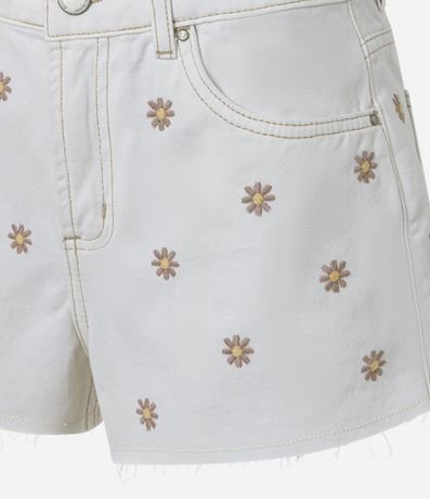 Short Slim Cintura Mediana en Sarga con Bordado Floral 7
