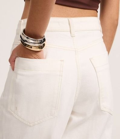 Pantalón Baggy Cintura Mediana en Sarga con Lateral Deslocada 4