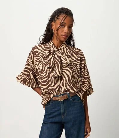 Blusa en Viscosa con Cuello Lazo y Estampado Animal Print