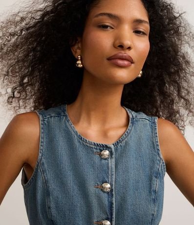 Chaleco en Jeans con Recortes y Botones de Escudo 3