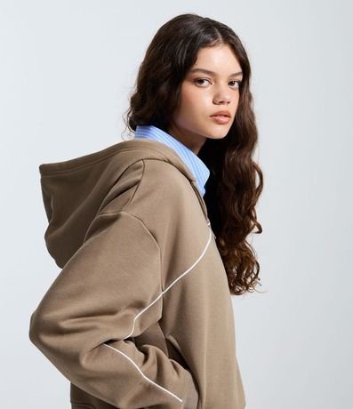 Saco en Microfibra con Capucha y Pipping Contrastante