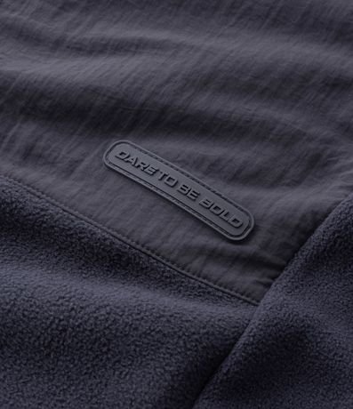 Buzo Masculino de Fleece con Capucha y Recorte en Tejido Plano 10