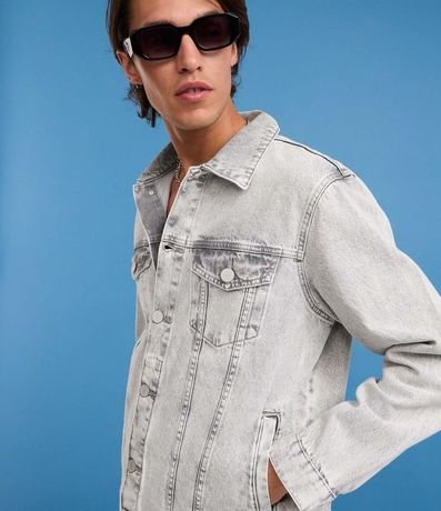 Campera Regular en Jeans Desteñido con Botones y Bolsillos en el Pecho 4