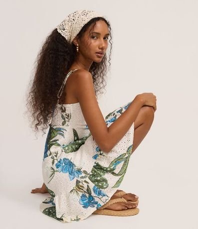 Vestido Corto Evasê con Detalles Frunzidos y Estampa Tropical