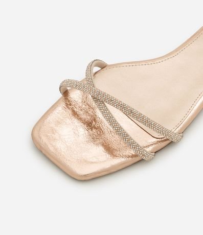 Sandalia Plana con Tiras Cruzadas Brillosas 3