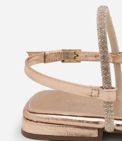 Sandalia Plana con Tiras Cruzadas Brillosas 4