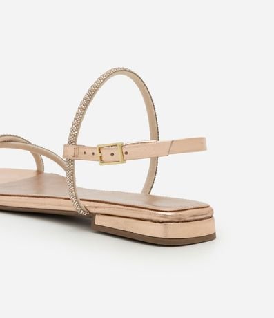 Sandalia Plana con Tiras Cruzadas Brillosas 5