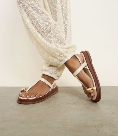 Sandalia Plana Salomé con Detalle Bold 6