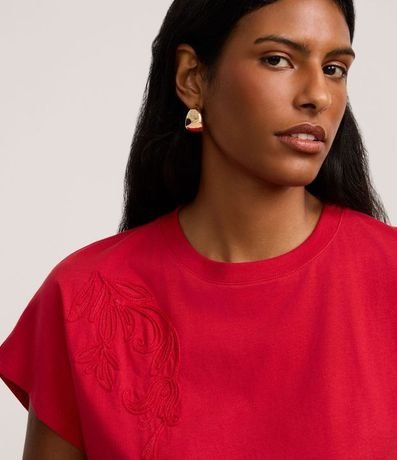 Blusa Slim en Viscosa con Bordado Follaje