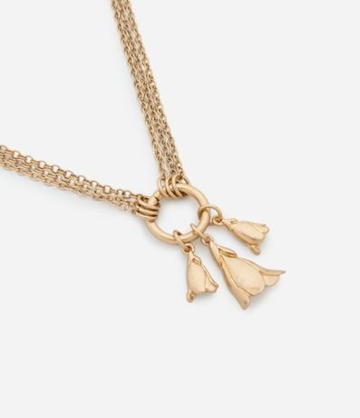 Collar Mediano en Metal con Cadena Triple y Colgantes de Flor