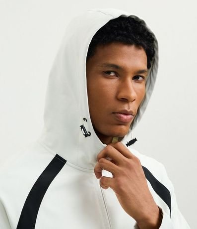 Campera Deportiva en PU Tecnológico con Capucha 4