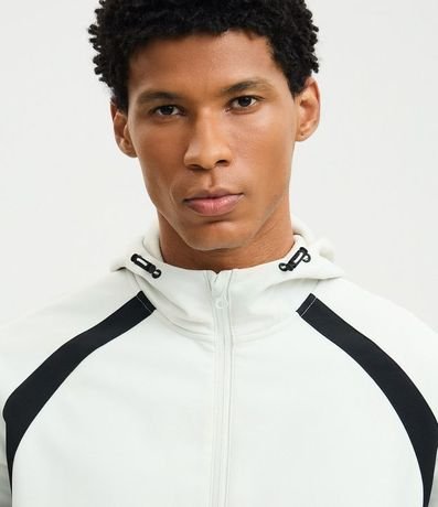 Campera Deportiva en PU Tecnológico con Capucha 6