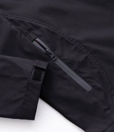 Campera Deportiva Tecnológica Resistente al Agua con Capucha 9