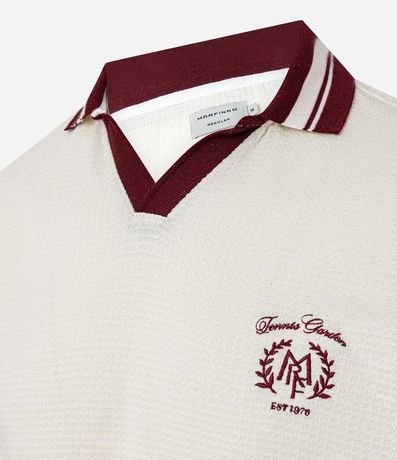 Remera Polo Comfort con Detalles Contrastantes y Estampa de Escudo 8