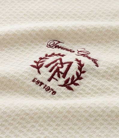 Remera Polo Comfort con Detalles Contrastantes y Estampa de Escudo 10