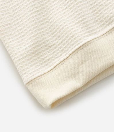 Remera Polo Comfort con Detalles Contrastantes y Estampa de Escudo 11