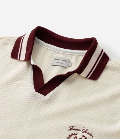 Remera Polo Comfort con Detalles Contrastantes y Estampa de Escudo 13