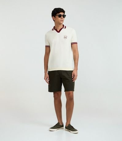 Remera Polo Comfort con Detalles Contrastantes y Estampa de Escudo 3