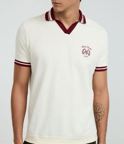Remera Polo Comfort con Detalles Contrastantes y Estampa de Escudo 4