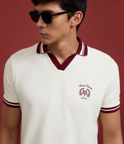 Remera Polo Comfort con Detalles Contrastantes y Estampa de Escudo 5