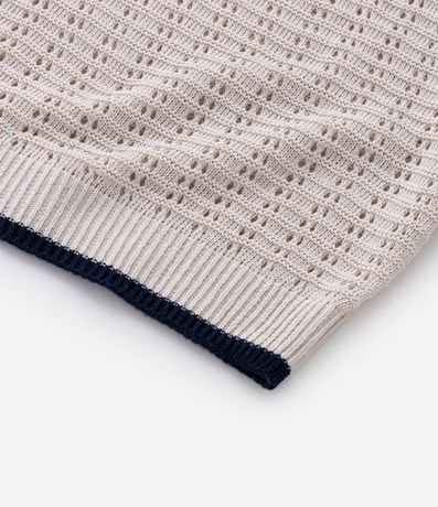 Camisa Polo en Algodón Texturizada con Cuello V y Detalle Contrastante 8