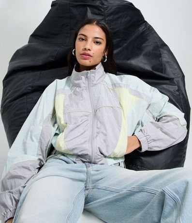 Campera Corta Viento con Recortes y Cuello Alto 1