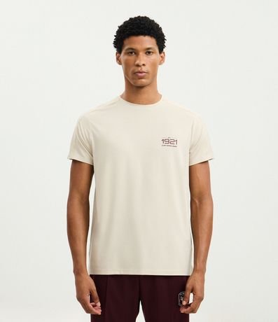 Remera en Tecnologia Dry con Estampado Lettering 1921 y Textura en el Hombro