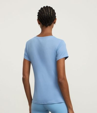 Remera Deportiva en Microfibra con Tecnologia Dry  e Estampa Localizada 4