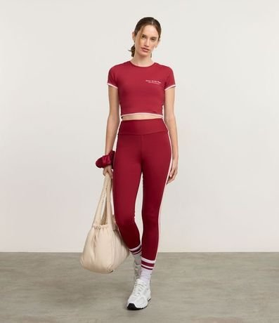 Remera Cropped Deportiva en Microfibra con Estampa Localizada