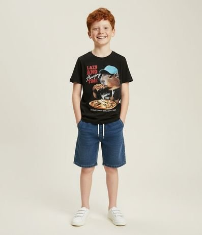 Remera Infantil Regular con Estampa de Carpincho Comendo Pizza - Talle 5 a 14 años