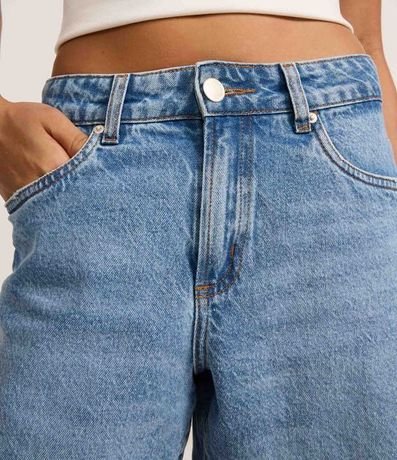 Bermuda Cintura Mediana en Jeans con Bajo Cortada 4