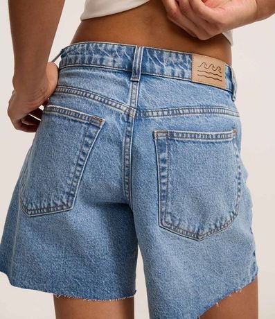 Bermuda Cintura Mediana en Jeans con Bajo Cortada 5