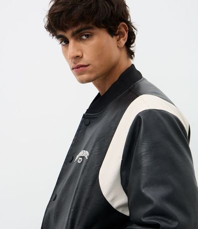 Campera Bomber en PU con Recortes y Bordado al Frente y en la Espalda 3