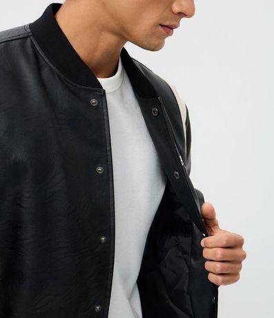 Campera Bomber en PU con Recortes y Bordado al Frente y en la Espalda 4