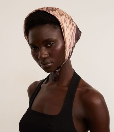 Pañuelo Cuadrado en Satén con Estampa Animal Print Cobra 4