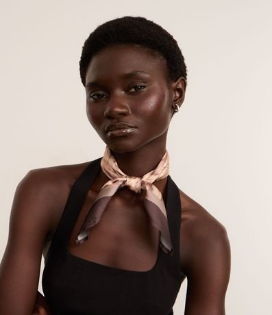 Pañuelo Cuadrado en Satén con Estampa Animal Print Cobra