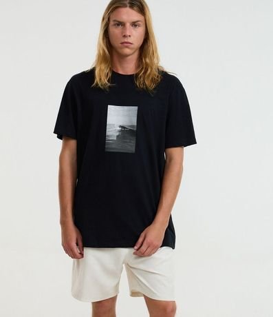 Remera Comfort en Media Malla con Estampa Photoprint Playa