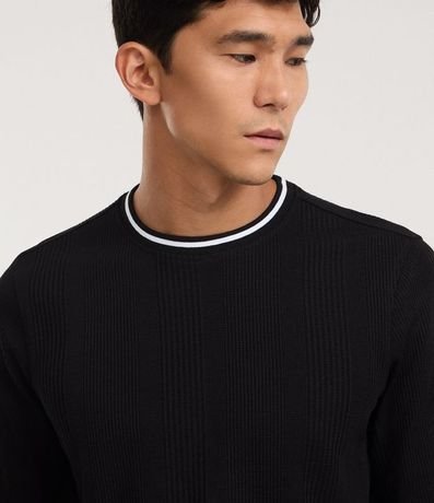 Remera Regular con Textura Vertical y Cuello Contrastante 4