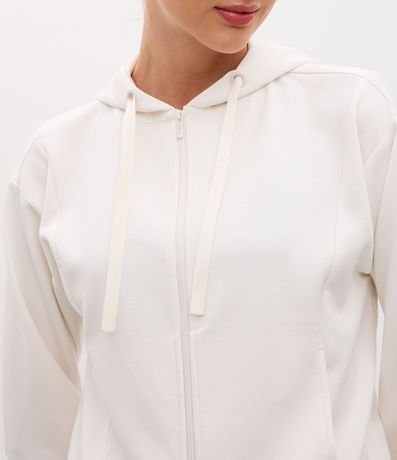 Campera Deportiva Regular en Modal con Capucha 3