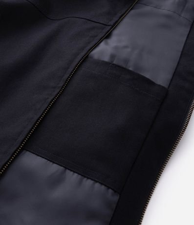 Campera Trucker en Sarga con Cuello de Terciopelo Contrastante y Bolsillos 6