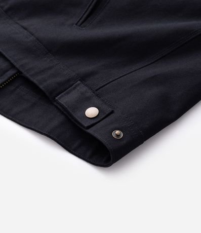 Campera Trucker en Sarga con Cuello de Terciopelo Contrastante y Bolsillos 7