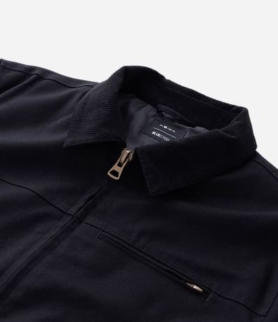 Campera Trucker en Sarga con Cuello de Terciopelo Contrastante y Bolsillos 8