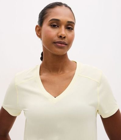 Remera Deportiva en Microfibra Agujerada con Bajo Mullet 3