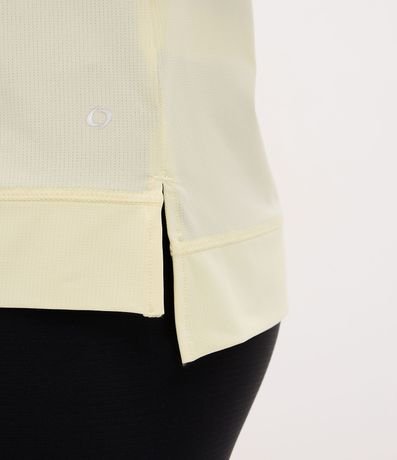 Remera Deportiva en Microfibra Agujerada con Bajo Mullet 4