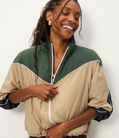 Campera Rompe Viento Tricolor con Cuello Alto 8