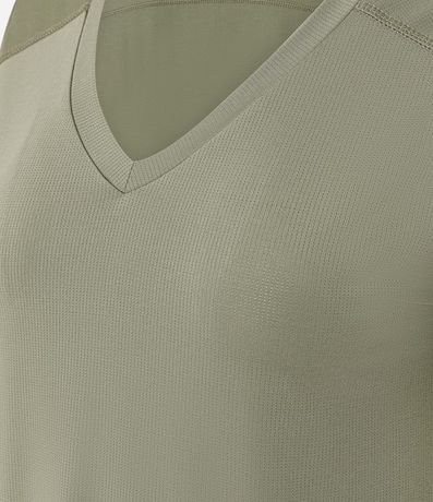 Remera Deportiva en Microfibra Agujerada con Bajo Mullet 2