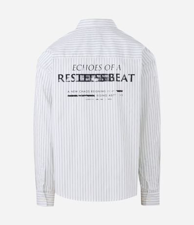 Camisa Manga Larga Rayada con Estampa “Echoes of a Restless Beat” en la Espalda 6
