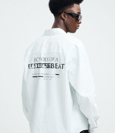 Camisa Manga Larga Rayada con Estampa “Echoes of a Restless Beat” en la Espalda 3
