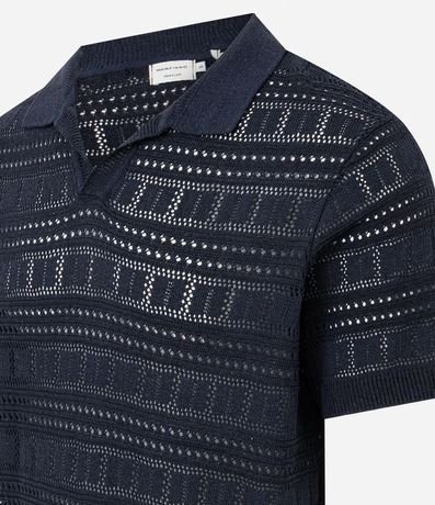 Remera Polo con Textura Patchwork y Cuello en V 6