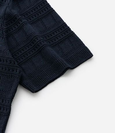 Remera Polo con Textura Patchwork y Cuello en V 10